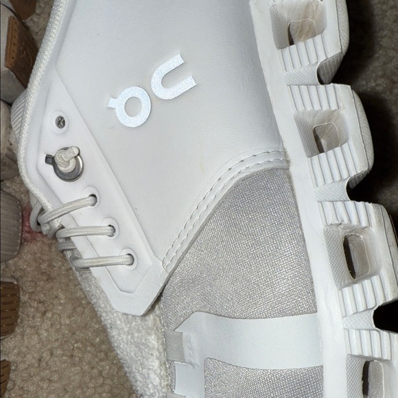 On Cloud 6 Running White Athletic Shoes (8.5) Women’s - Picture 7 of 11